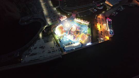 航拍夜色中的威海海鲜美食广场