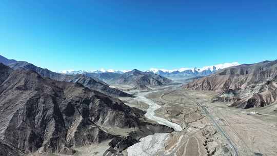 青海昆仑山脉雅丹山谷中的青藏铁路和公路