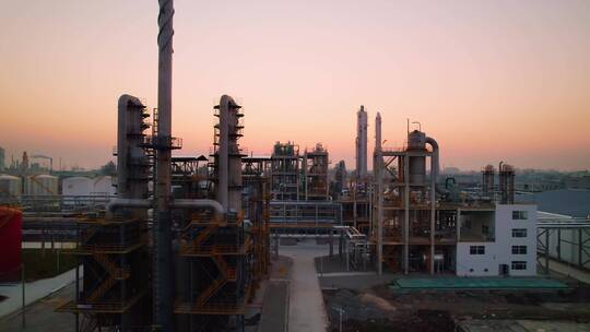 航拍日落市郊化工业炼油厂设施