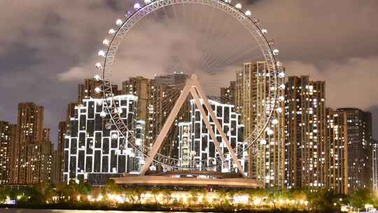 摩天轮夜景下的城市建筑风光