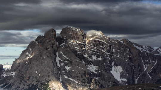 意大利多洛米蒂山脉上的延时云景