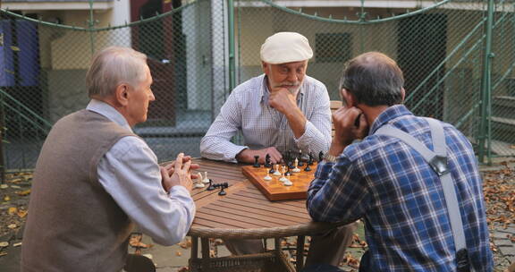 在院子里下国际象棋的老人家