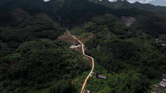 掩隐在西南山区的村镇农户人家乡村道路