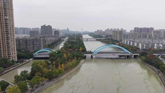 城市河流上的蓝桥及两岸风光