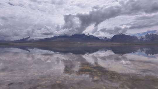 西藏天空之境雪山湖泊航拍