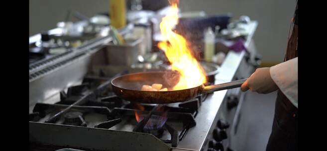 厨师烧饭时锅里着火视频素材模板下载