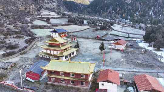 航拍四川阿坝岷山脚下上纳咪村上呐米寺