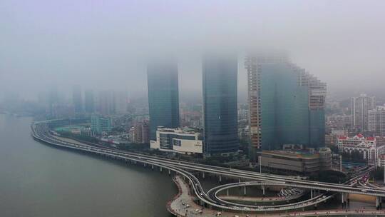 二三年年初一雾里的厦门演武大桥及双子塔
