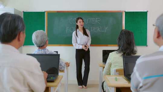 亚洲女教师在学校课堂上教成熟的学生。