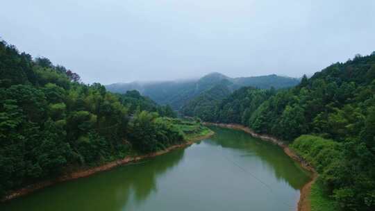 航拍大山水库青山绿水