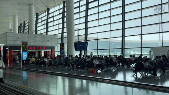 机场大厅候机厅等待的人视频素材模板下载