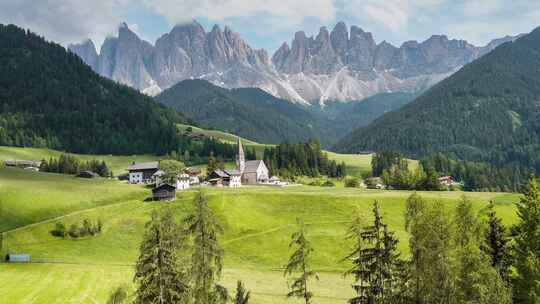 著名的Val de funes延时拍摄的意大利阿尔卑斯山圣马格达莱纳，多洛米蒂