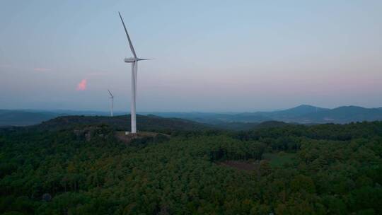风力发电视频矗立在山颠的发电风车