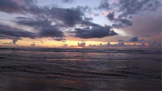 海浪袭击海滩海岸