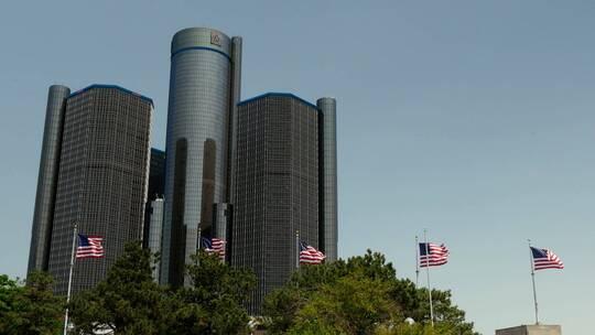 城市建筑外飘扬的美国国旗