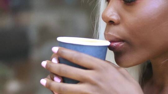 女人喝咖啡时的侧脸特写视频素材模板下载