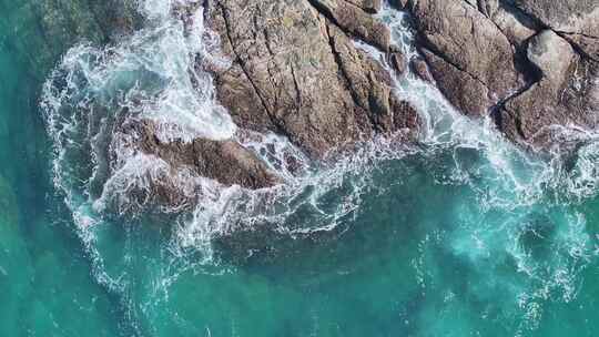 海浪拍打礁石大海浪花礁石