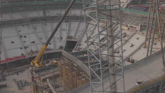 北京工人体育馆建筑工地施工吊装场景