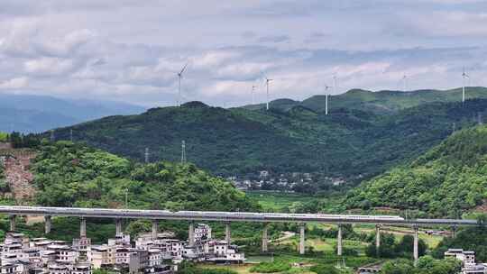 中国高铁动车和谐号驶过山川与村庄