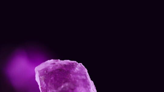紫色宝石水晶相互撞击弹起