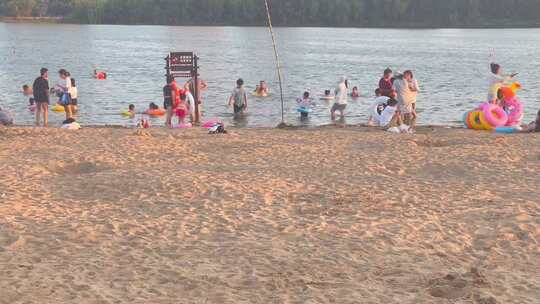 落日余晖河边沙滩游玩的人1视频素材模板下载