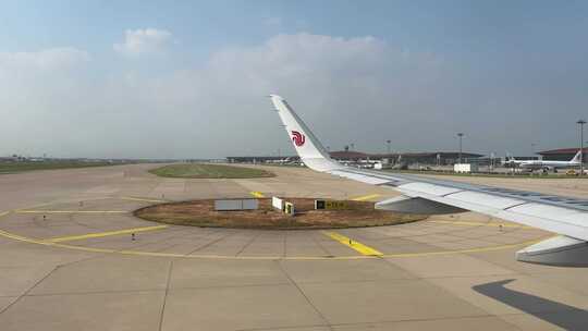 飞机滑行在北京首都国际机场航站楼跑道