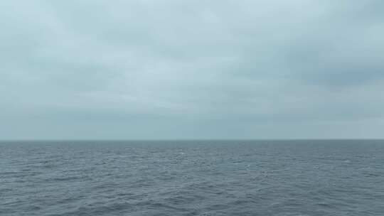 阴天大海航拍海面飞行海平面飞越大海下雨天