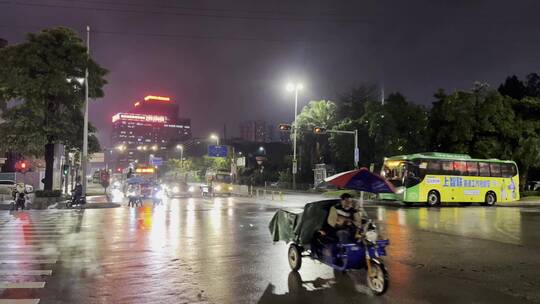 夜晚下雨天深圳市区道路红绿灯十字路口夜景
