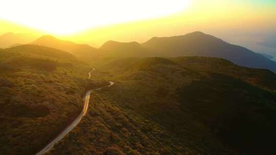 航拍福建福州五虎山夕阳山峰越野露营车辆