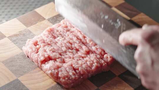 厨师菜刀剁肉馅肉糜猪肉在案板上视频素材模板下载