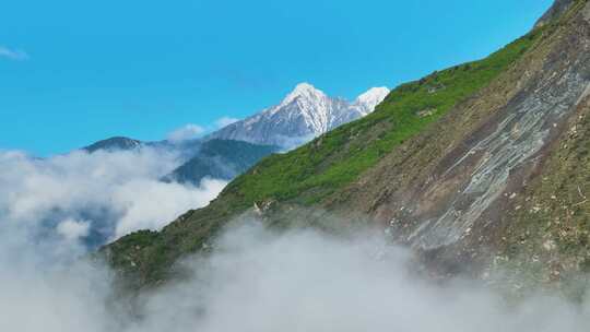 4k航拍四川雪山晨雾