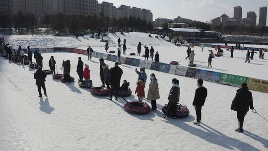 雪地里嬉戏的人群视频素材模板下载