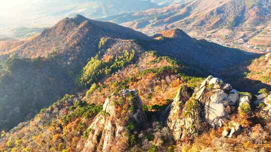 航拍秋天的千山山峰石崖