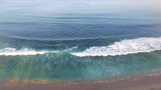 航拍蓝色大海沙滩海浪