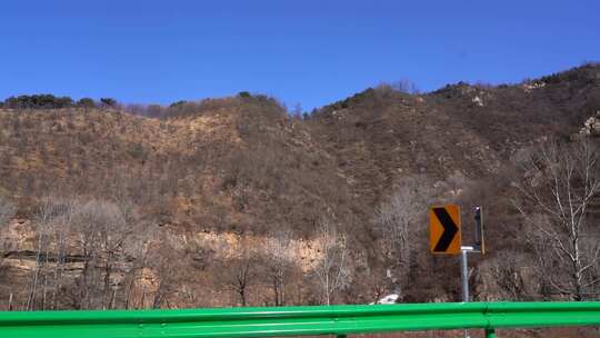 公路旁山野树林景色