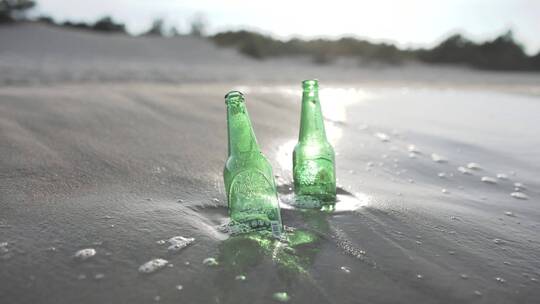 沙滩上的空酒瓶