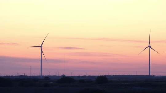 夕阳下风能风力发电厂风车
