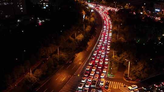 夜晚的泰城，车水马龙色彩斑斓