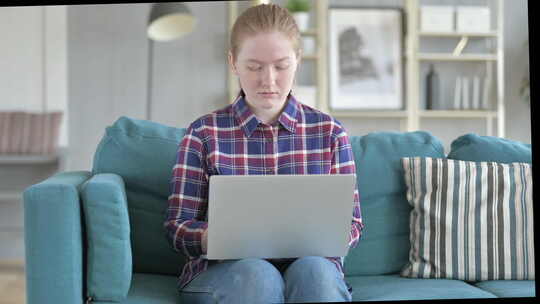 年轻女性对在线工作感到失望视频素材模板下载