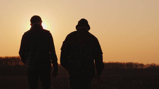 日落时分男人在田野散步