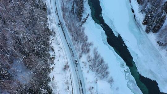 冬天喀纳斯雪中林间道路驾车