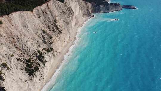希腊莱夫卡达埃格雷姆尼海滩美丽海岸线的电影轨道拍摄