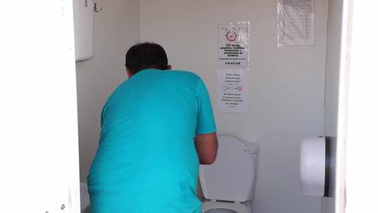 男士打扫卫生间的视频视频素材模板下载