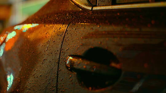 夜晚下雨霓虹灯下汽车车门窗布满雨滴青橙视频素材模板下载