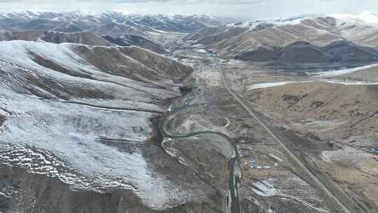 青海久治黄河上游雪山