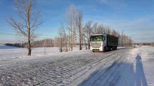 行驶雪路上运输木材的货车