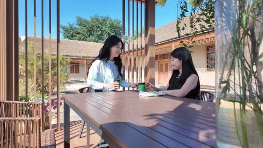 古风庭院闺蜜下午茶花海写生美女名宿聊天