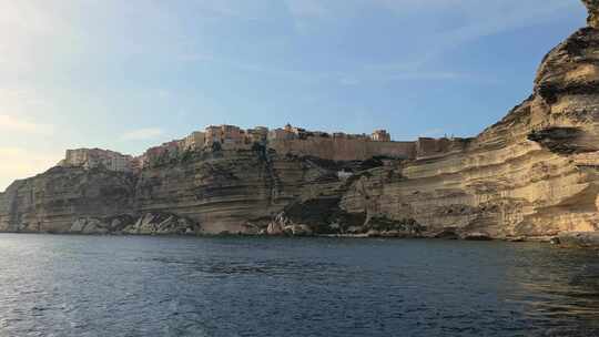 向博尼法乔·科塞市前进，从地中海航行的帆船上可以看到高高的悬崖上