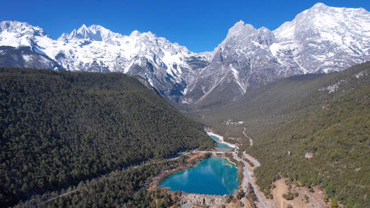 航拍云南丽江5A级景区玉龙雪山与蓝月谷视频素材模板下载