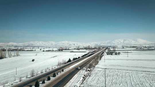 冬季土耳其山区通往安塔利亚的公路视频素材模板下载